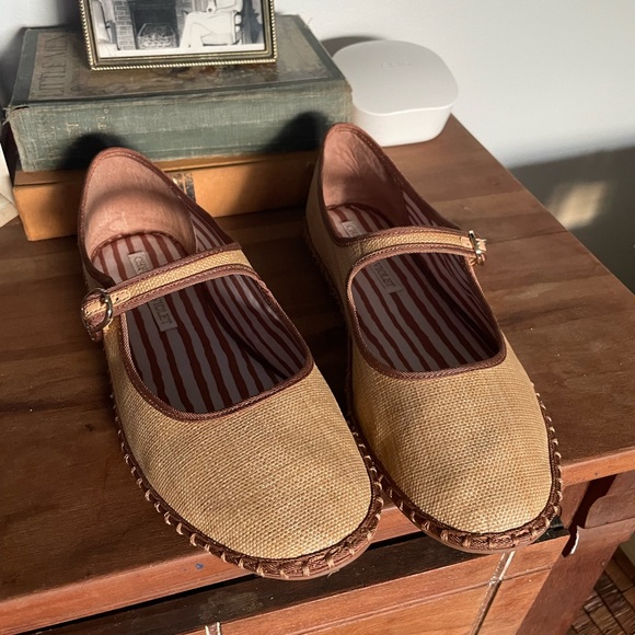 Chelsea & Violet Tan Flats with Brown Trim - Picture 2 of 4